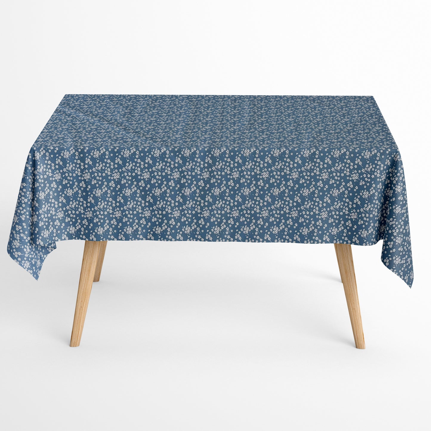Die Jacquard Tischdecke aus beschichteter Baumwolle zeigt ein dezentes Streublumenmuster mit vielen kleinen, feinen Blüten in Weiß auf dunklem Hintergrund. Die gleichmäßige Verteilung wirkt ruhig und elegant.