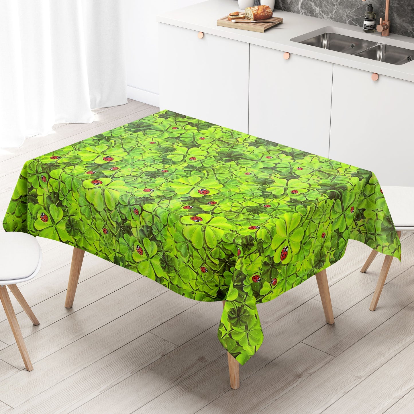 Nappe en toile cirée F100 trèfles coccinelle porte-bonheur carrée ronde ovale