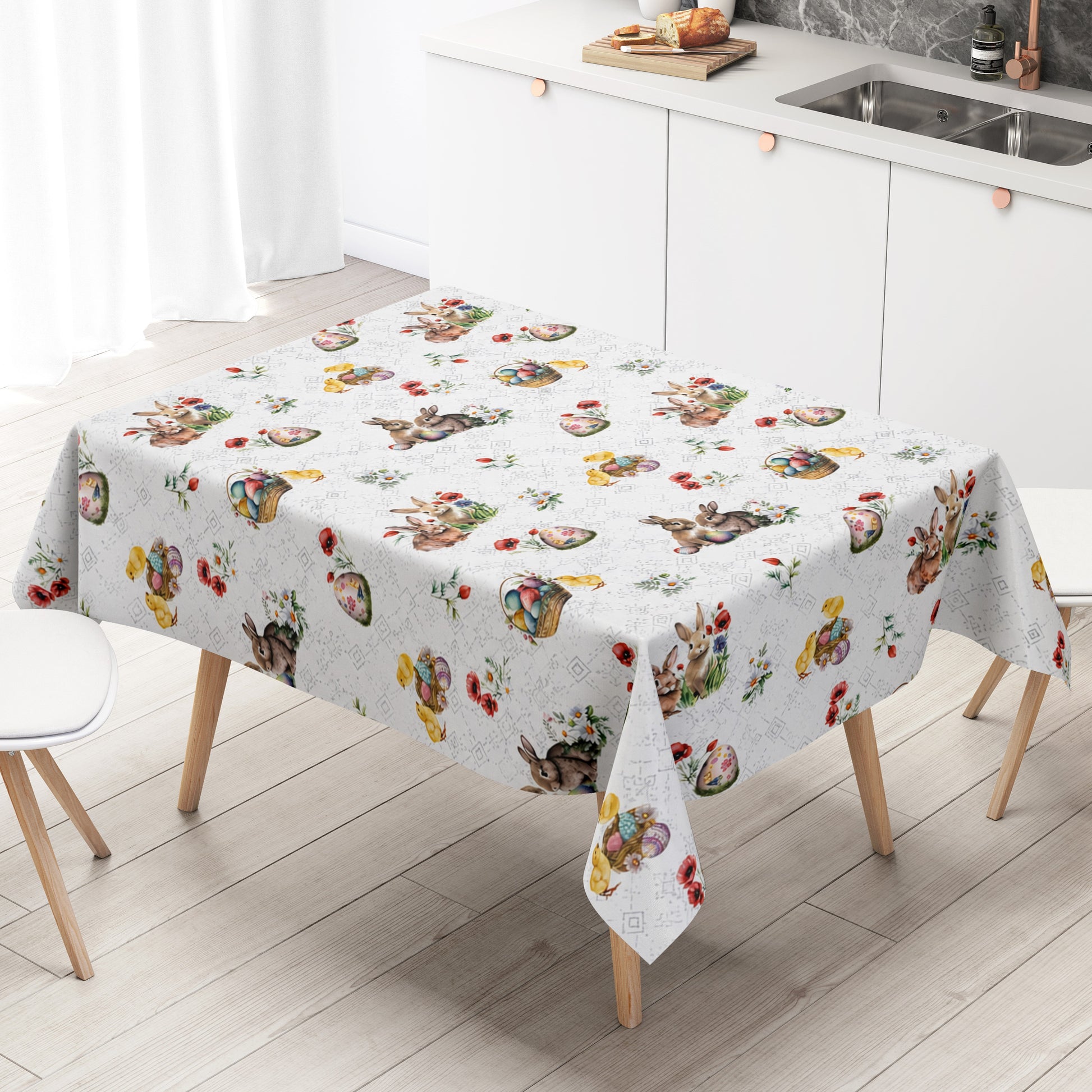 Wachstuch-Tischdecke mit Osterdessin auf weißem Hintergrund mit feinen silberfarbenen Ornamenten. Das Muster zeigt niedliche Hasen, flauschige Küken, bunte Ostereier in Körbchen sowie zarte Frühlingsblumen und Blütenzweige. Die liebevoll gestalteten Motive in harmonischen Pastelltönen verleihen der Tischdecke eine freundliche, frühlingshafte und festliche Ausstrahlung.