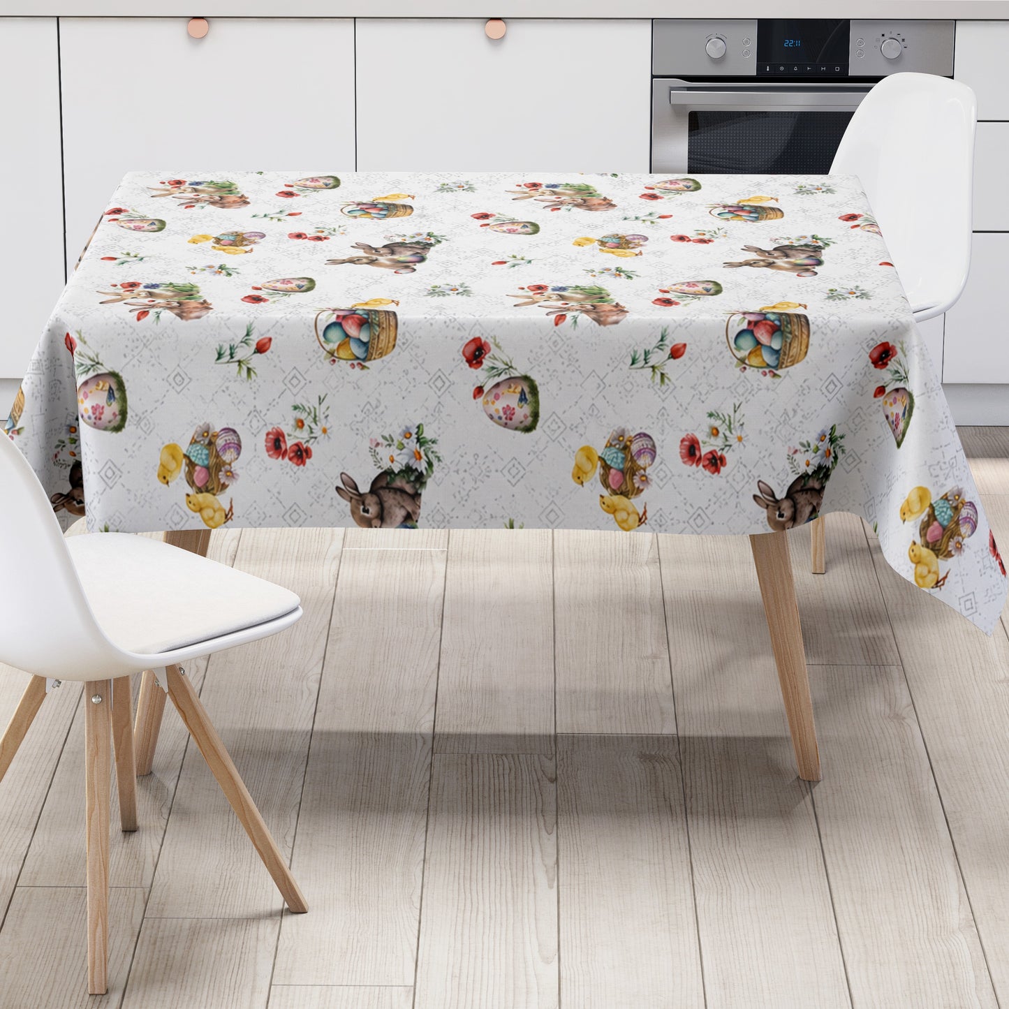 Wachstuch-Tischdecke mit Osterdessin auf weißem Hintergrund mit feinen silberfarbenen Ornamenten. Das Muster zeigt niedliche Hasen, flauschige Küken, bunte Ostereier in Körbchen sowie zarte Frühlingsblumen und Blütenzweige. Die liebevoll gestalteten Motive in harmonischen Pastelltönen verleihen der Tischdecke eine freundliche, frühlingshafte und festliche Ausstrahlung.