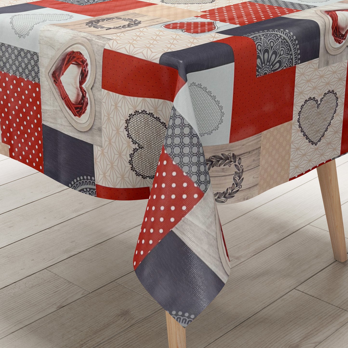 Wachstuch-Tischdecke im Patchwork-Design mit roten und grauen Herzmotiven, kombiniert mit Punkten, Holzoptik und grafischen Mustern