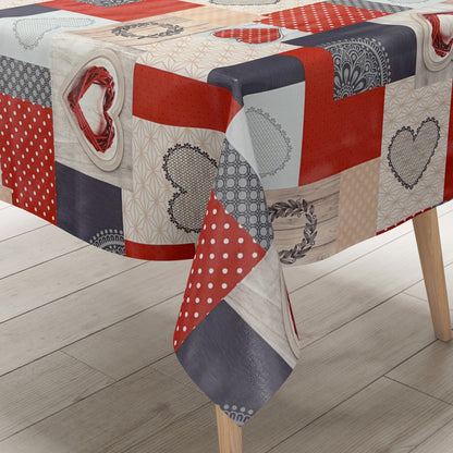 Wachstuch-Tischdecke im Patchwork-Design mit roten und grauen Herzmotiven, kombiniert mit Punkten, Holzoptik und grafischen Mustern