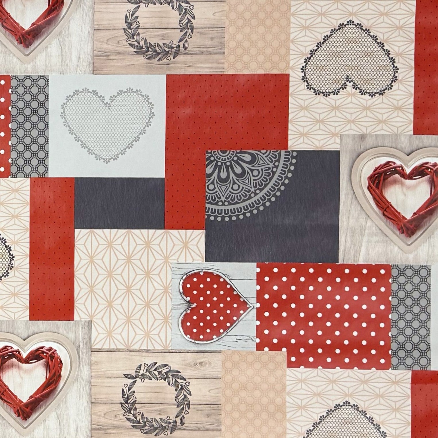 Wachstuch-Tischdecke im Patchwork-Design mit roten und grauen Herzmotiven, kombiniert mit Punkten, Holzoptik und grafischen Mustern