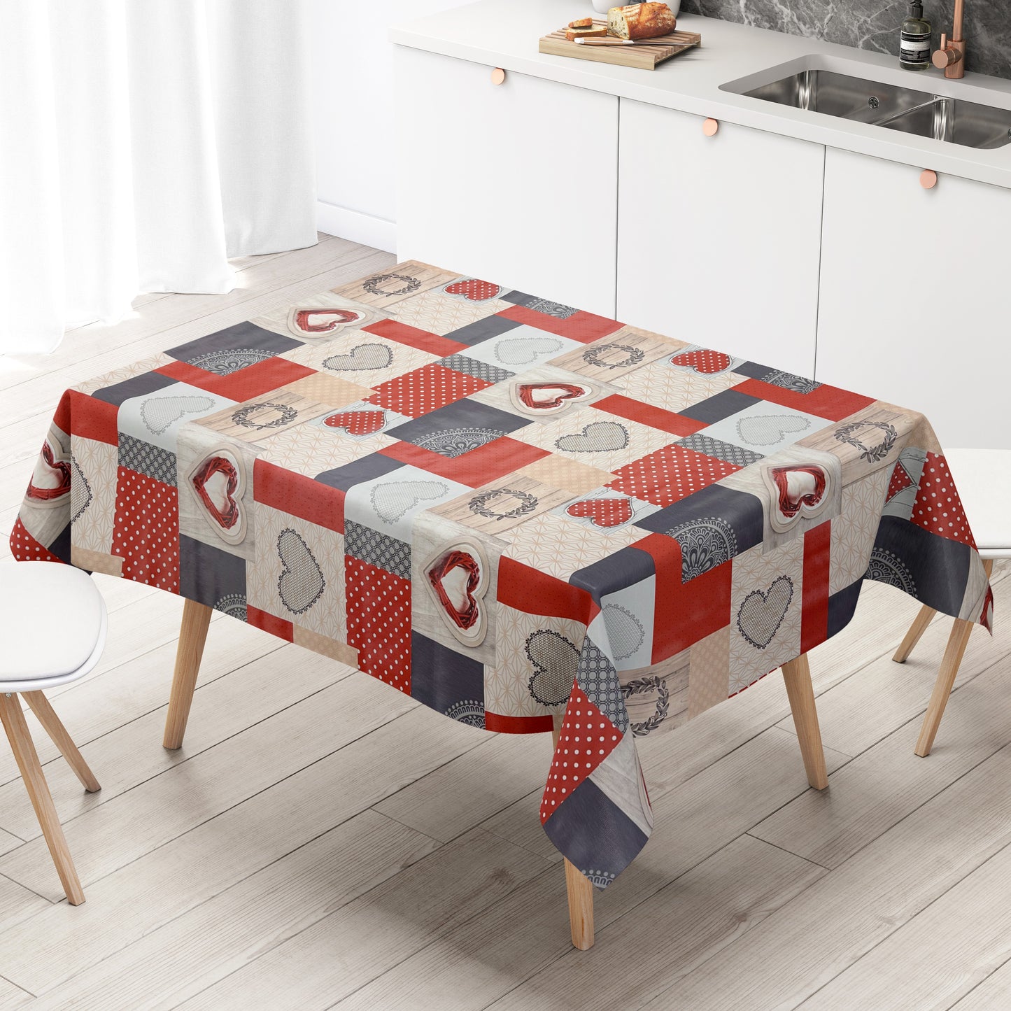Wachstuch-Tischdecke im Patchwork-Design mit roten und grauen Herzmotiven, kombiniert mit Punkten, Holzoptik und grafischen Mustern