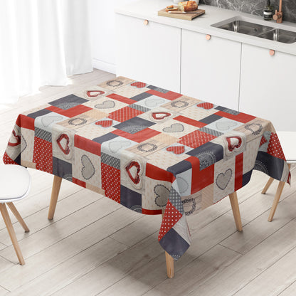 Wachstuch-Tischdecke im Patchwork-Design mit roten und grauen Herzmotiven, kombiniert mit Punkten, Holzoptik und grafischen Mustern