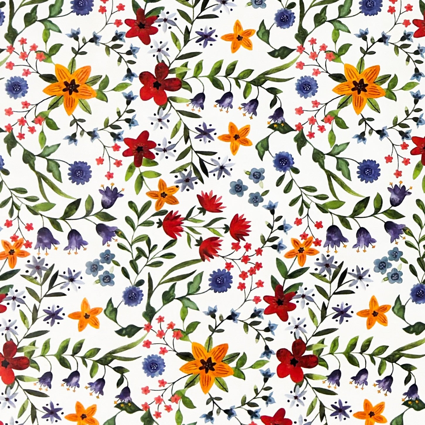 Weiße Wachstuch-Tischdecke mit dichtem, farbenfrohem Wildblumenmuster. Rote, gelbe, orangefarbene, blaue und violette Blüten sowie grüne Blätter und Ranken verteilen sich gleichmäßig über die gesamte Oberfläche und erinnern an eine blühende Sommerwiese im Landhausstil. Die rechteckige Tischdecke ist dekorativ über einen Tisch drapiert.