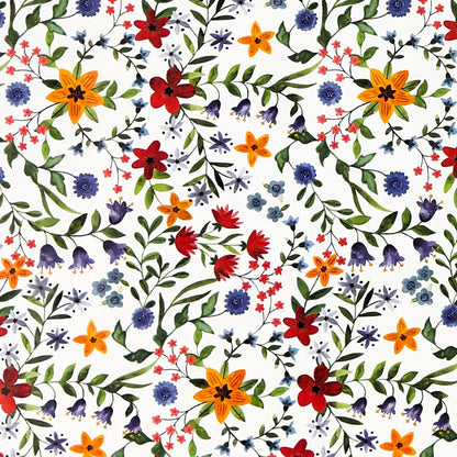 Weiße Wachstuch-Tischdecke mit dichtem, farbenfrohem Wildblumenmuster. Rote, gelbe, orangefarbene, blaue und violette Blüten sowie grüne Blätter und Ranken verteilen sich gleichmäßig über die gesamte Oberfläche und erinnern an eine blühende Sommerwiese im Landhausstil. Die rechteckige Tischdecke ist dekorativ über einen Tisch drapiert.