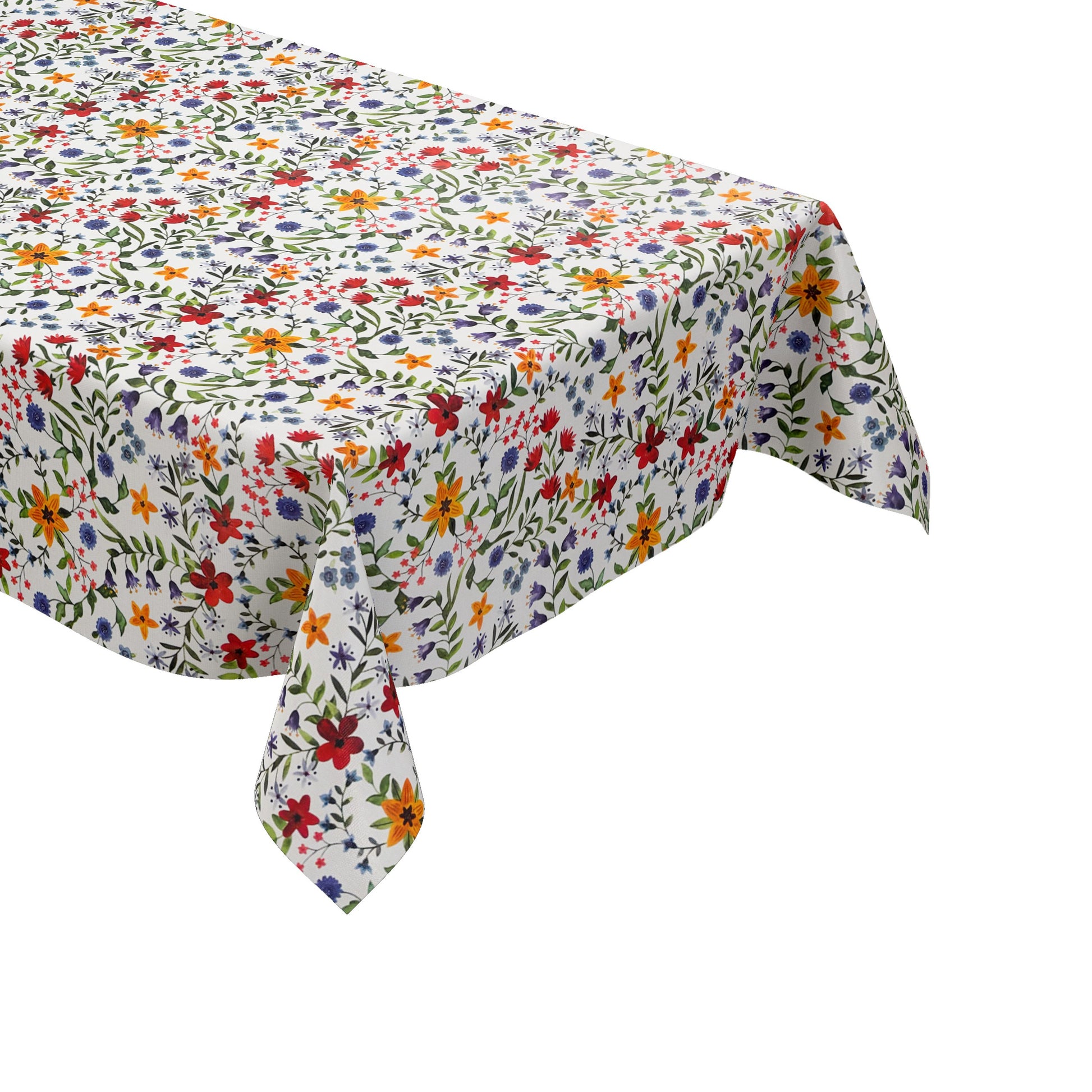 Weiße Wachstuch-Tischdecke mit dichtem, farbenfrohem Wildblumenmuster. Rote, gelbe, orangefarbene, blaue und violette Blüten sowie grüne Blätter und Ranken verteilen sich gleichmäßig über die gesamte Oberfläche und erinnern an eine blühende Sommerwiese im Landhausstil. Die rechteckige Tischdecke ist dekorativ über einen Tisch drapiert.