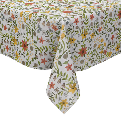 Weiße Wachstuch-Tischdecke mit zartem Blumenwiesen-Muster in Gelb, Apricot, Creme und Grau sowie grünen Blättern und Ranken in natürlicher Aquarell-Optik.