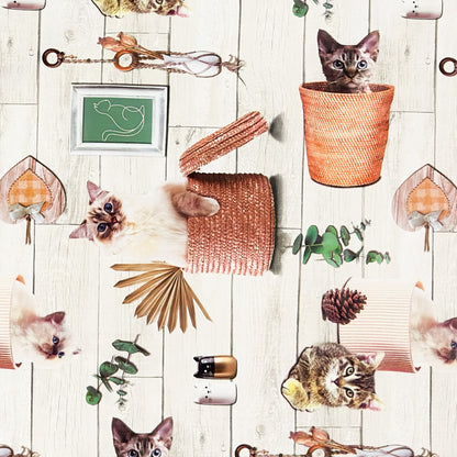 Wachstuch-Tischdecke mit niedlichen Katzenmotiven, Körben, Pflanzen und dekorativen Naturdetails in warmen Beige- und Orangetönen auf heller Holzoptik.