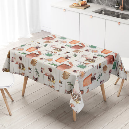 Wachstuch-Tischdecke mit niedlichen Katzenmotiven, Körben, Pflanzen und dekorativen Naturdetails in warmen Beige- und Orangetönen auf heller Holzoptik.