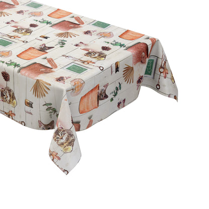 Wachstuch-Tischdecke mit niedlichen Katzenmotiven, Körben, Pflanzen und dekorativen Naturdetails in warmen Beige- und Orangetönen auf heller Holzoptik.