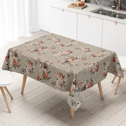 Wachstuch-Tischdecke mit romantischem Rosenmuster auf taupefarbenem Hintergrund. Große Blüten in Rosé-, Apricot- und Cremetönen sowie zarte Blätter verleihen dem floralen Design einen eleganten Vintage- und Landhausstil.
