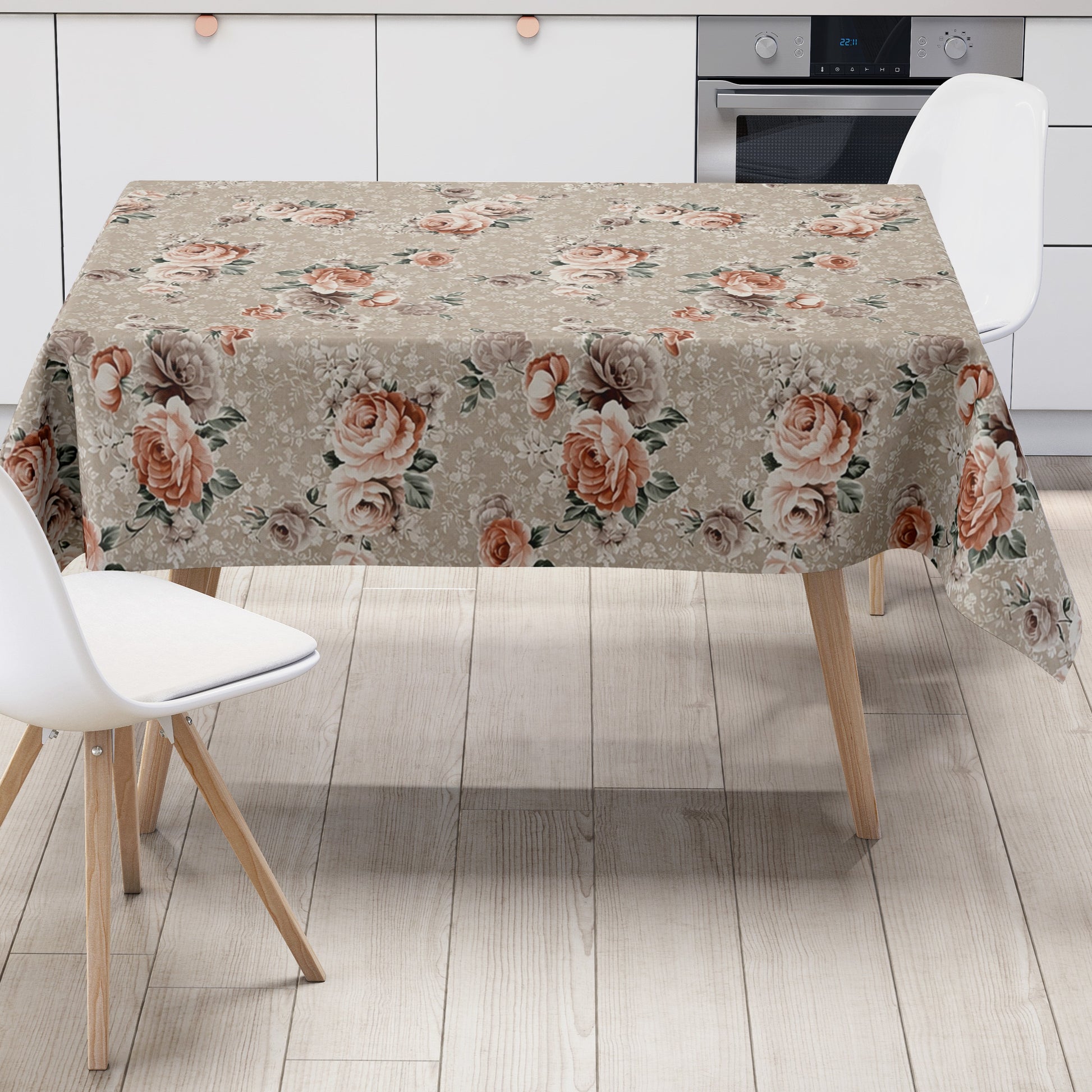 Wachstuch-Tischdecke mit romantischem Rosenmuster auf taupefarbenem Hintergrund. Große Blüten in Rosé-, Apricot- und Cremetönen sowie zarte Blätter verleihen dem floralen Design einen eleganten Vintage- und Landhausstil.