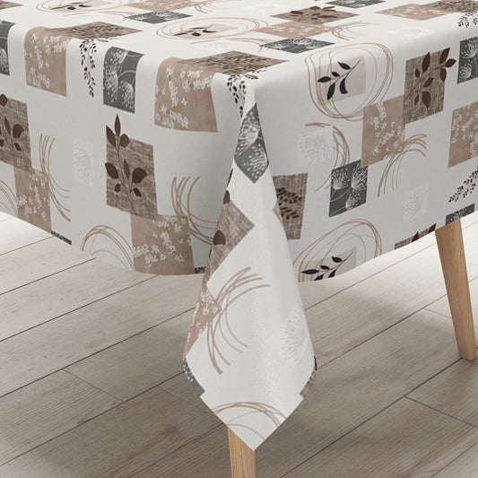 Wachstuch-Tischdecke mit herbstlichem Patchwork-Muster in Beige, Taupe, Braun und Grau. Dekorative Quadrate mit Blättern, Pflanzenmotiven, floralen Elementen und geschwungenen Linien verteilen sich gleichmäßig auf hellem Hintergrund. Das warme Design wirkt natürlich, modern und gemütlich und eignet sich ideal für eine stilvolle Herbstdekoration auf dem Esstisch.