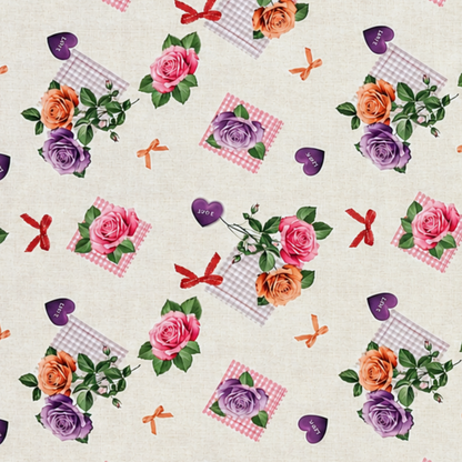 Rechteckige Wachstuch-Tischdecke mit romantischem Blumenmuster auf cremefarbenem Hintergrund. Rosa, lilafarbene und apricotfarbene Rosen wechseln sich mit grünen Blättern, karierten rosa Elementen, kleinen Schleifen und lilafarbenen Herzen mit „Love“-Aufschrift ab. Die Tischdecke fällt dekorativ über die Tischkanten und vermittelt einen verspielten, floralen Landhausstil.