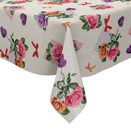 Rechteckige Wachstuch-Tischdecke mit romantischem Blumenmuster auf cremefarbenem Hintergrund. Rosa, lilafarbene und apricotfarbene Rosen wechseln sich mit grünen Blättern, karierten rosa Elementen, kleinen Schleifen und lilafarbenen Herzen mit „Love“-Aufschrift ab. Die Tischdecke fällt dekorativ über die Tischkanten und vermittelt einen verspielten, floralen Landhausstil.