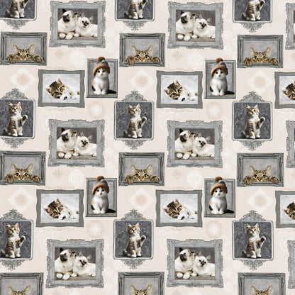 Wachstuch-Tischdecke mit cremefarbenem Hintergrund und dekorativem Katzenmotiv im Vintage-Stil. Verschiedene Katzenporträts in grauen und silbernen Bilderrahmen sind gleichmäßig über die Tischdecke verteilt. Das Design zeigt flauschige Kätzchen und neugierige Katzen mit dezenten Ornamentmustern zwischen den Rahmen.