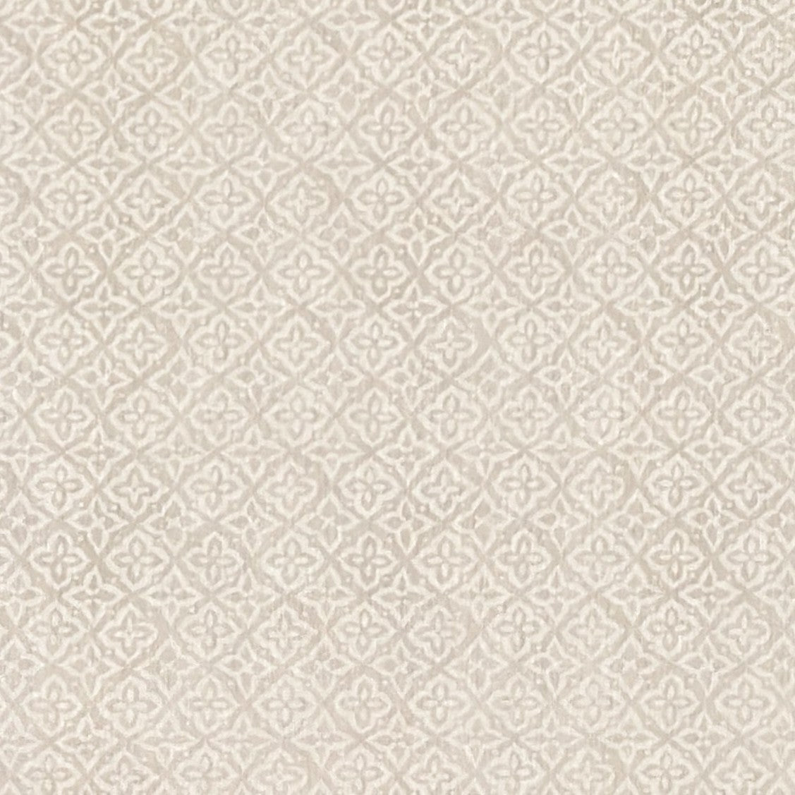 Jacquard-Tischdecke aus beschichteter Baumwolle mit Fleckenschutz, beige mit filigranem Rauten- und Blumenmuster, auf einem Holztisch drapiert.