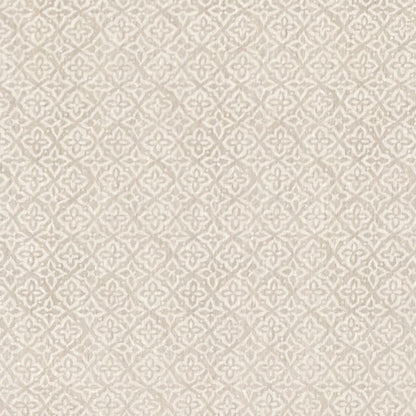 Jacquard-Tischdecke aus beschichteter Baumwolle mit Fleckenschutz, beige mit filigranem Rauten- und Blumenmuster, auf einem Holztisch drapiert.