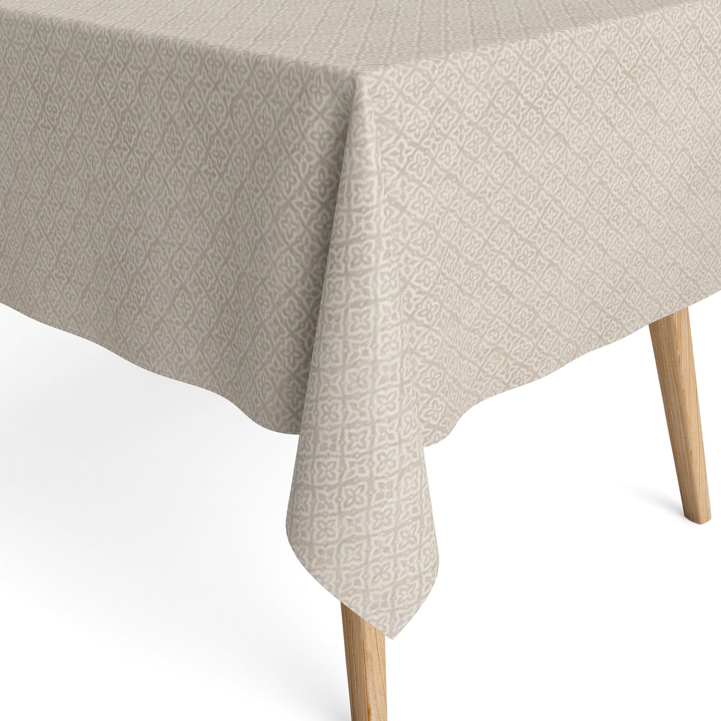 Jacquard-Tischdecke aus beschichteter Baumwolle mit Fleckenschutz, beige mit filigranem Rauten- und Blumenmuster, auf einem Holztisch drapiert.