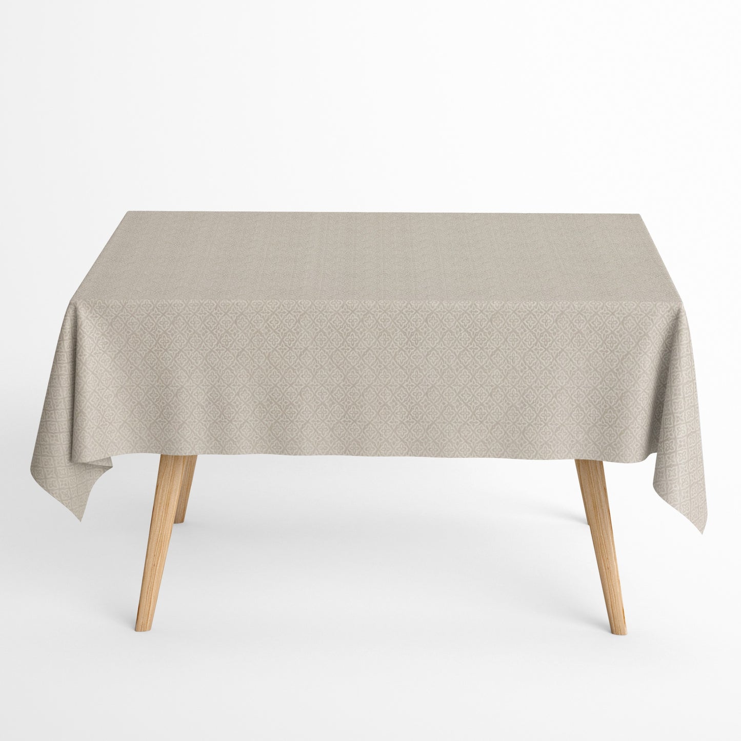 Jacquard-Tischdecke aus beschichteter Baumwolle mit Fleckenschutz, beige mit filigranem Rauten- und Blumenmuster, auf einem Holztisch drapiert.