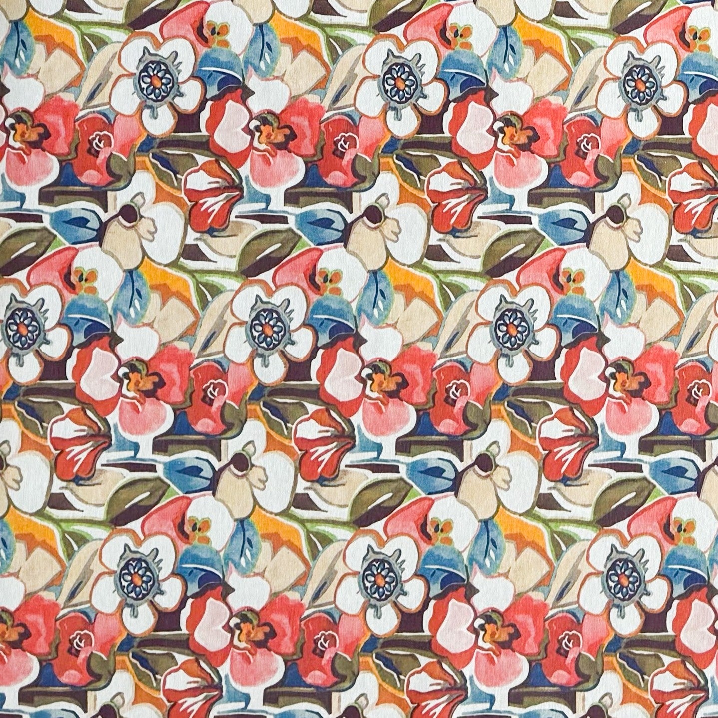 Die Jacquard Tischdecke aus beschichteter Baumwolle zeigt ein dichtes, stilisiertes Blumenmuster mit grafischen Blüten und Blättern in warmen Rot-, Beige- und Blautönen.