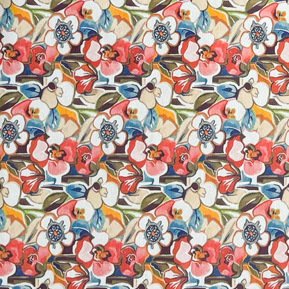 Die Jacquard Tischdecke aus beschichteter Baumwolle zeigt ein dichtes, stilisiertes Blumenmuster mit grafischen Blüten und Blättern in warmen Rot-, Beige- und Blautönen.
