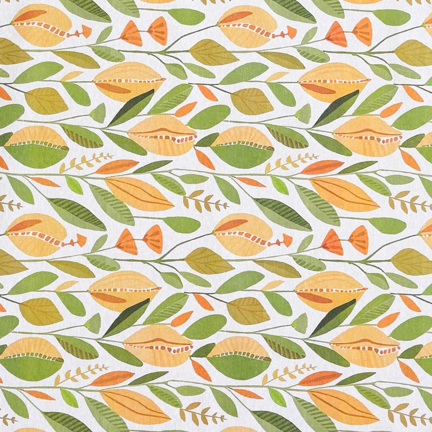 Die Jacquard Tischdecke aus beschichteter Baumwolle zeigt ein harmonisches, naturinspiriertes Muster aus stilisierten Blättern, Zweigen und kleinen Blüten in warmen Grün-, Gelb- und Orangetönen.