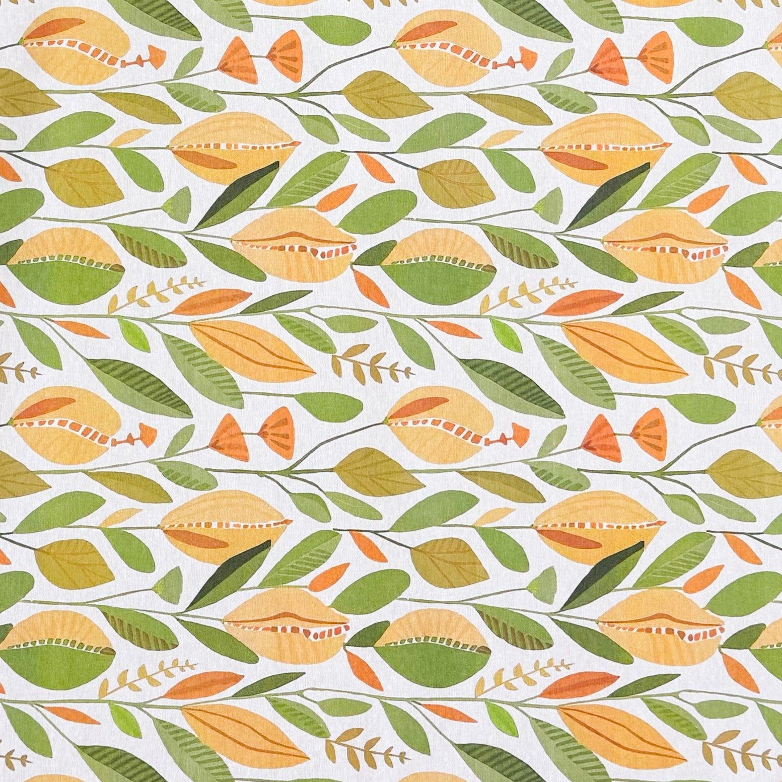 Die Jacquard Tischdecke aus beschichteter Baumwolle zeigt ein harmonisches, naturinspiriertes Muster aus stilisierten Blättern, Zweigen und kleinen Blüten in warmen Grün-, Gelb- und Orangetönen.