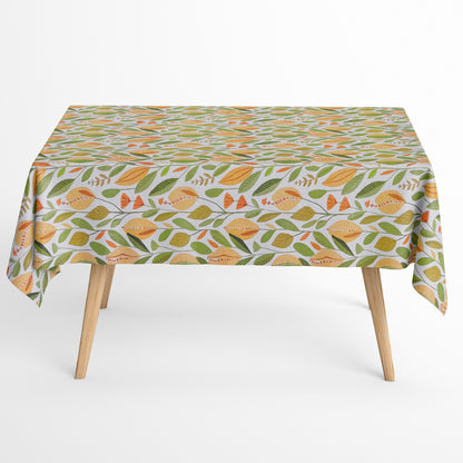 Die Jacquard Tischdecke aus beschichteter Baumwolle zeigt ein harmonisches, naturinspiriertes Muster aus stilisierten Blättern, Zweigen und kleinen Blüten in warmen Grün-, Gelb- und Orangetönen.
