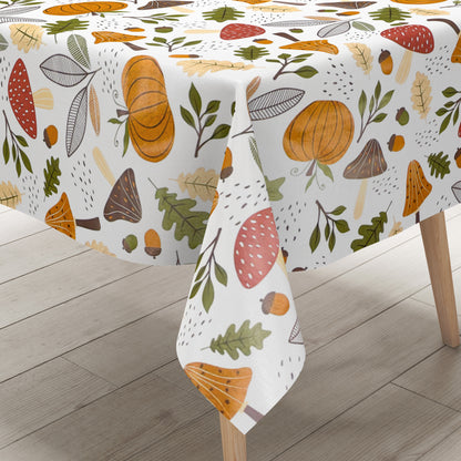 Wachstuch-Tischdecke mit herbstlichem Motiv aus Pilzen, Kürbissen, Eicheln und Blättern in warmen Orange-, Braun- und Grüntönen auf hellem Hintergrund.