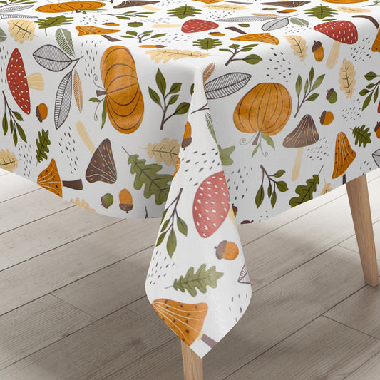 Wachstuch-Tischdecke mit herbstlichem Motiv aus Pilzen, Kürbissen, Eicheln und Blättern in warmen Orange-, Braun- und Grüntönen auf hellem Hintergrund.