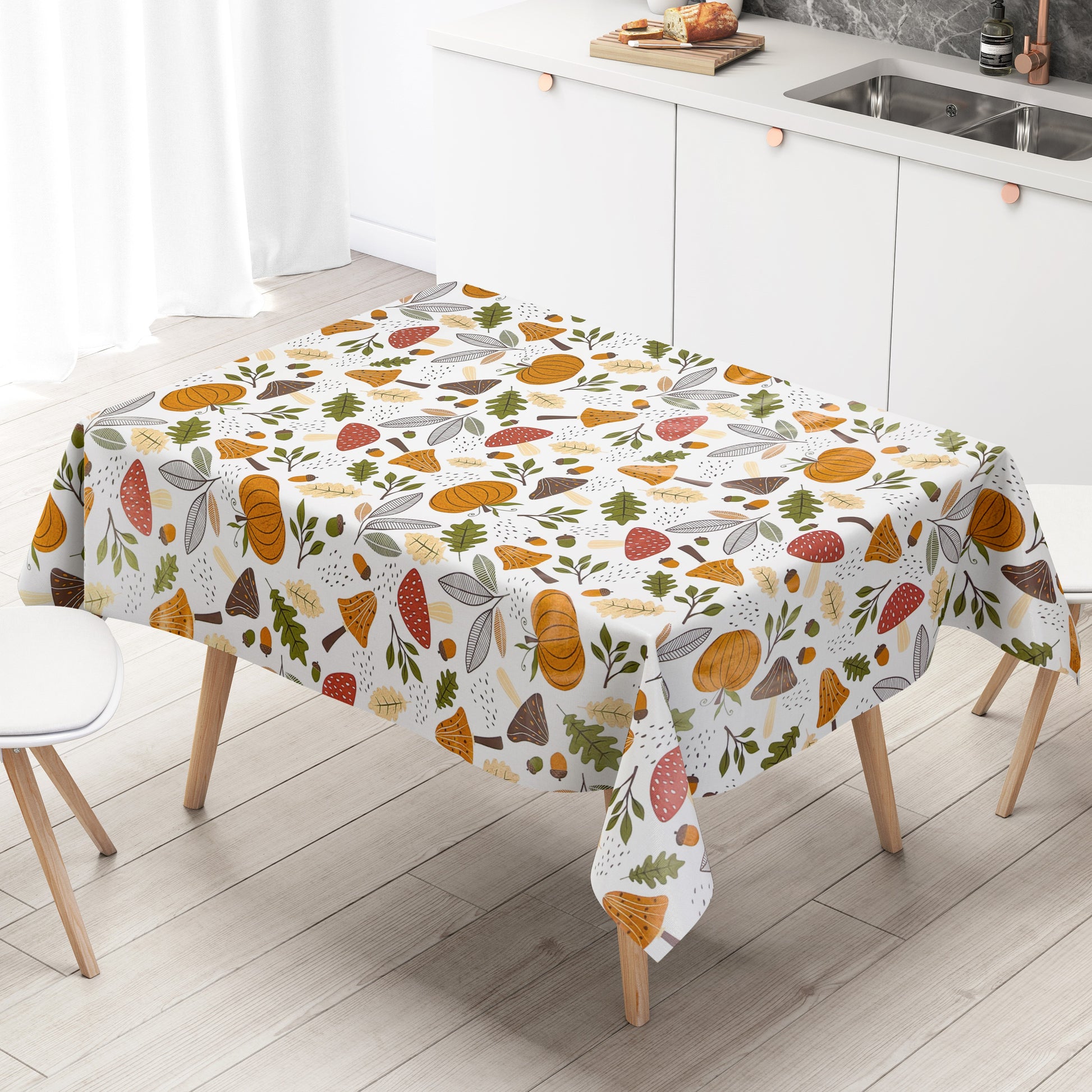 Wachstuch-Tischdecke mit herbstlichem Motiv aus Pilzen, Kürbissen, Eicheln und Blättern in warmen Orange-, Braun- und Grüntönen auf hellem Hintergrund.