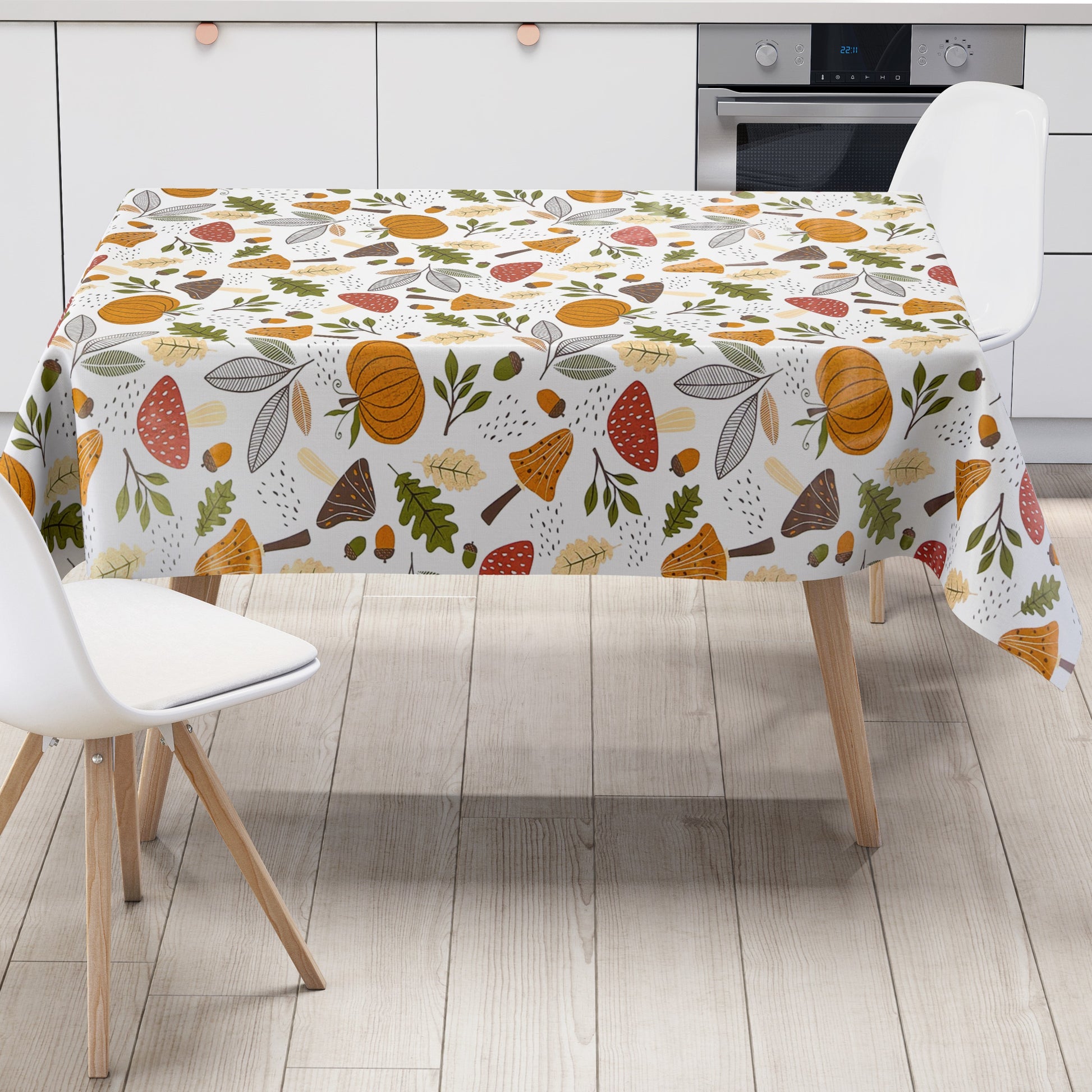 Wachstuch-Tischdecke mit herbstlichem Motiv aus Pilzen, Kürbissen, Eicheln und Blättern in warmen Orange-, Braun- und Grüntönen auf hellem Hintergrund.