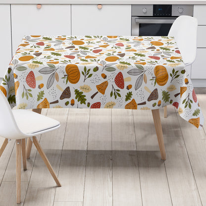 Wachstuch-Tischdecke mit herbstlichem Motiv aus Pilzen, Kürbissen, Eicheln und Blättern in warmen Orange-, Braun- und Grüntönen auf hellem Hintergrund.