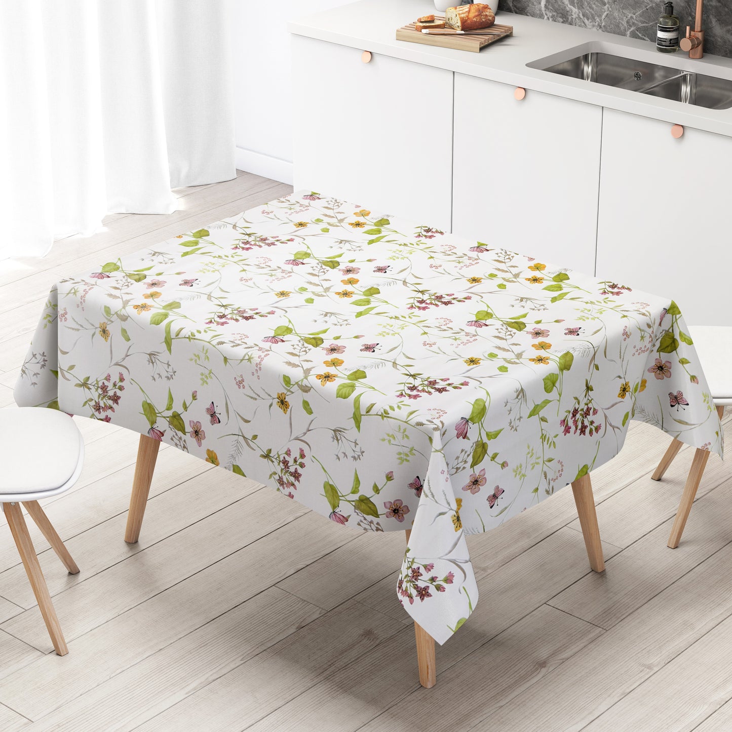 Wachstuch-Tischdecke mit floralem Muster aus zarten Blüten, grünen Blättern und Schmetterlingen auf hellem Hintergrund