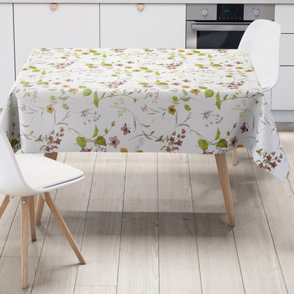 Wachstuch-Tischdecke mit floralem Muster aus zarten Blüten, grünen Blättern und Schmetterlingen auf hellem Hintergrund