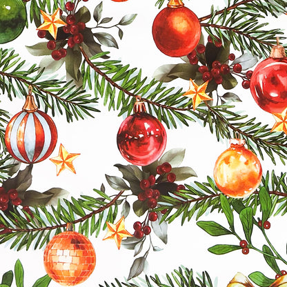 Weihnachtliche Wachstuch-Tischdecke auf weißem Hintergrund mit locker angeordneten grünen Tannenzweigen, roten, goldenen und grünen Christbaumkugeln sowie kleinen Beeren und Sternen im handgemalten Stil.