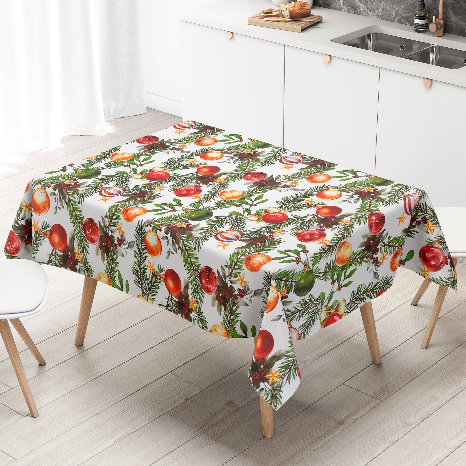 Weihnachtliche Wachstuch-Tischdecke auf weißem Hintergrund mit locker angeordneten grünen Tannenzweigen, roten, goldenen und grünen Christbaumkugeln sowie kleinen Beeren und Sternen im handgemalten Stil.