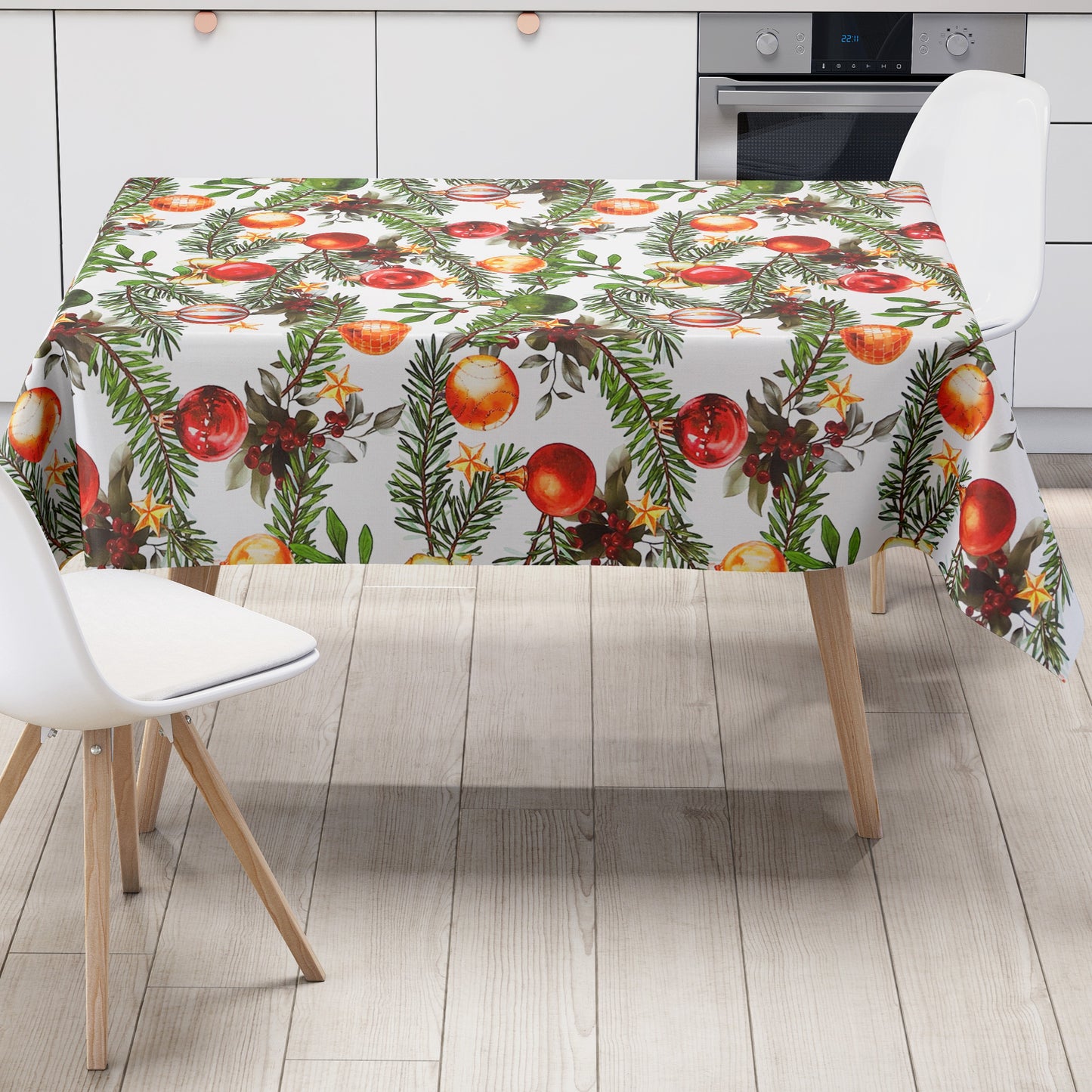Weihnachtliche Wachstuch-Tischdecke auf weißem Hintergrund mit locker angeordneten grünen Tannenzweigen, roten, goldenen und grünen Christbaumkugeln sowie kleinen Beeren und Sternen im handgemalten Stil.
