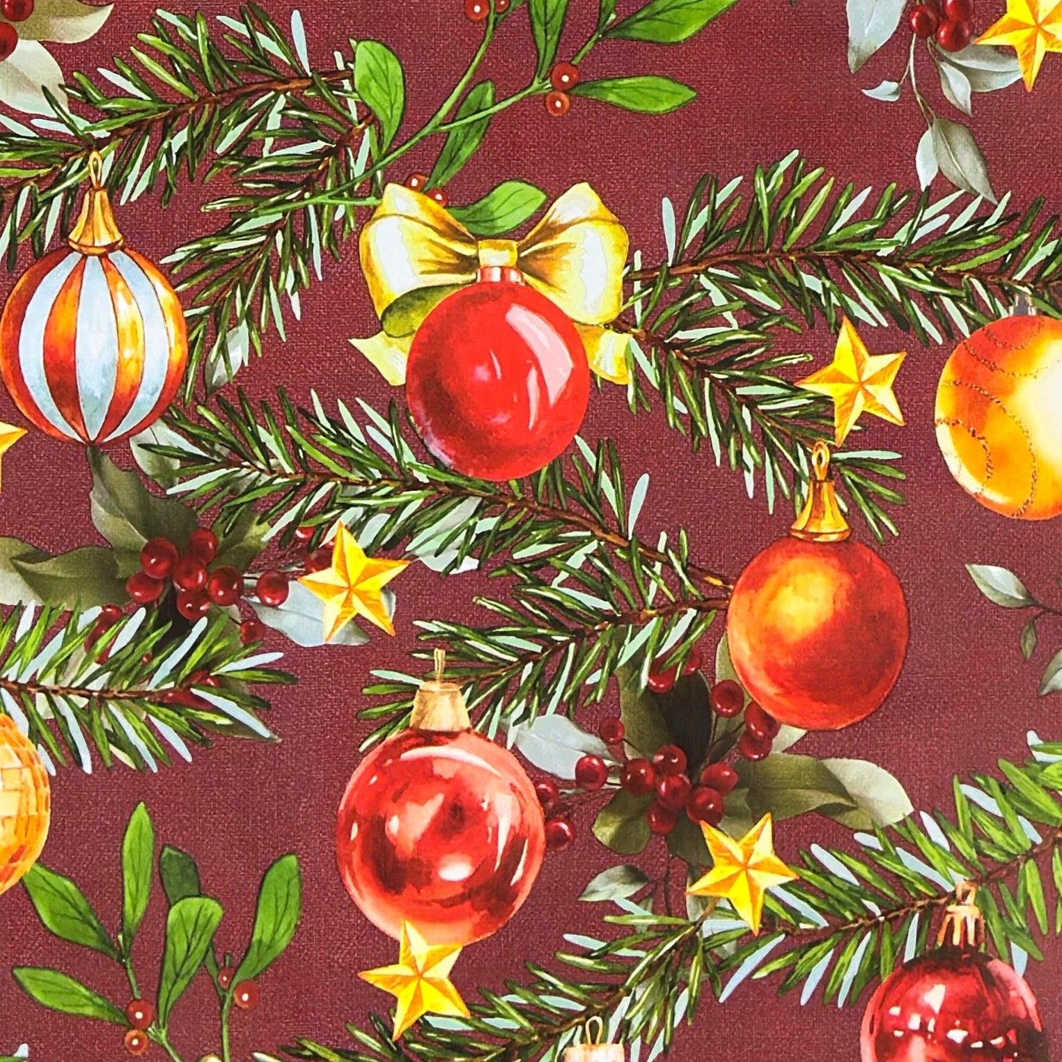 Weihnachtliche Wachstuch-Tischdecke mit bordeauxfarbenem Hintergrund, verziert mit grünen Tannenzweigen, roten, goldenen und grünen Christbaumkugeln sowie kleinen Sternen und Beeren im handgemalten Stil.