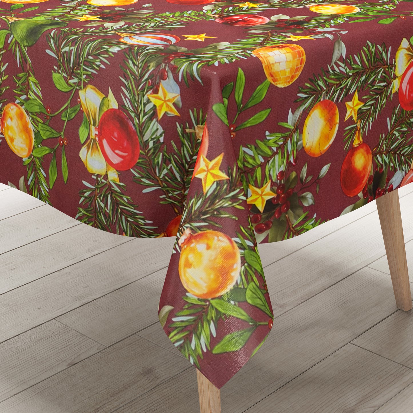 Weihnachtliche Wachstuch-Tischdecke mit bordeauxfarbenem Hintergrund, verziert mit grünen Tannenzweigen, roten, goldenen und grünen Christbaumkugeln sowie kleinen Sternen und Beeren im handgemalten Stil.