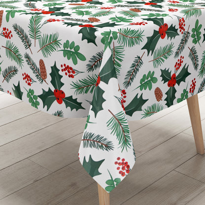 Weihnachtliche Wachstuch-Tischdecke auf weißem Hintergrund mit Tannenzweigen, Tannenzapfen, grünen Blättern und roten Beeren in einem leichten, natürlichen Muster.