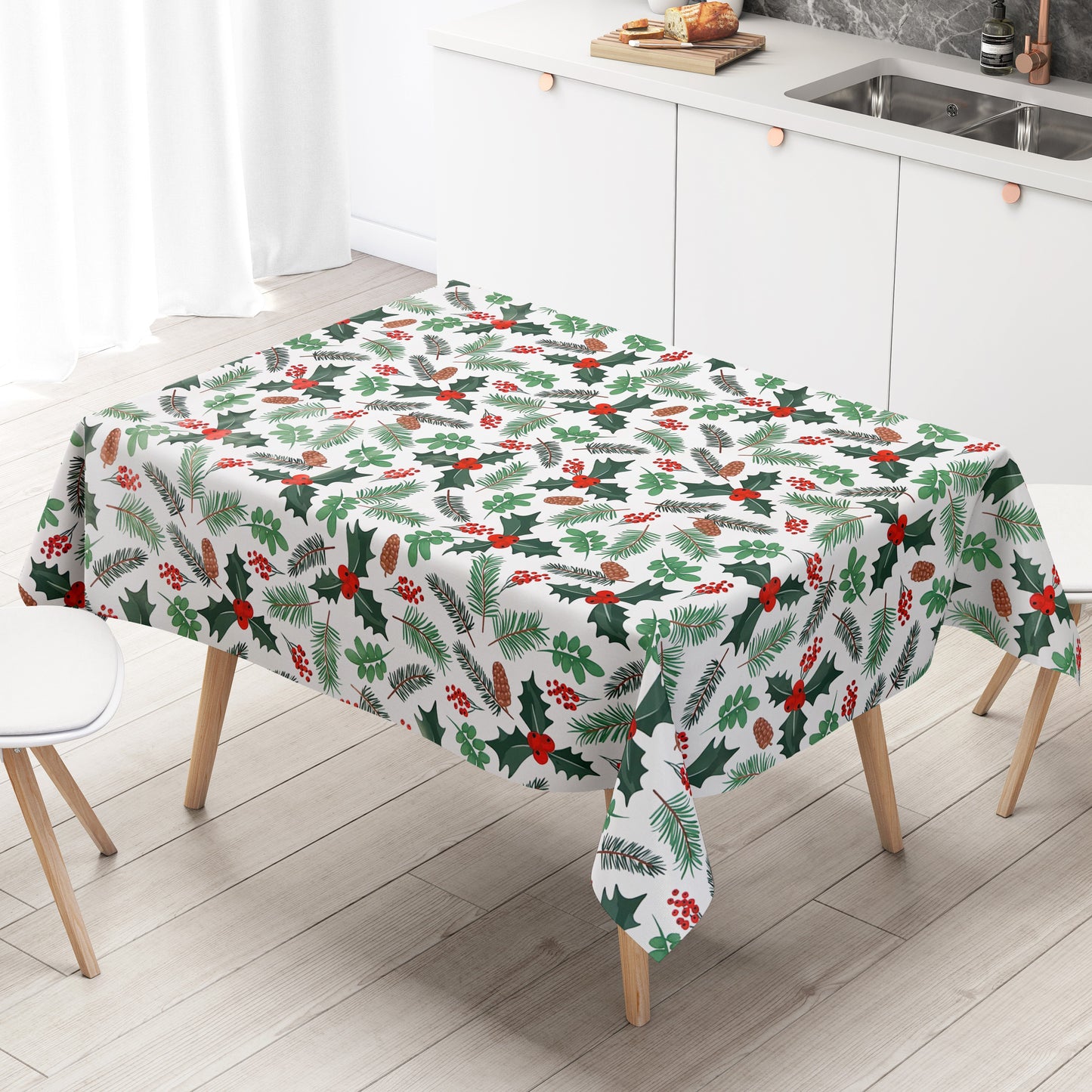 Weihnachtliche Wachstuch-Tischdecke auf weißem Hintergrund mit Tannenzweigen, Tannenzapfen, grünen Blättern und roten Beeren in einem leichten, natürlichen Muster.