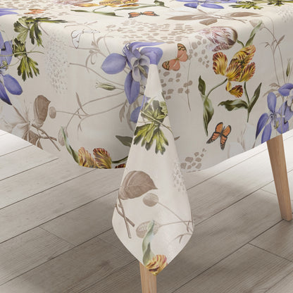 Elegante Wachstuch-Tischdecke mit stilisierten Blüten in Blau, Gelb und Rosa, feinen Blättern und Schmetterlingen auf hellem Hintergrund, ruhiges und harmonisches Naturdesign für dezente Tischdekoration