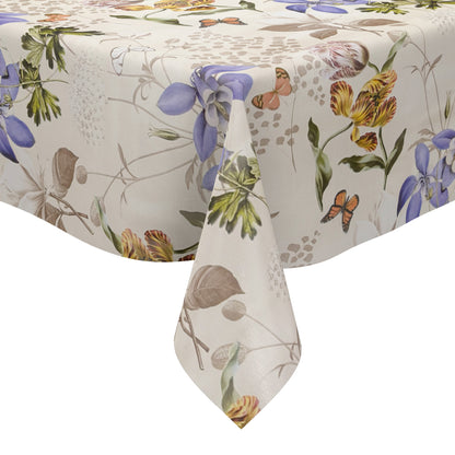 Elegante Wachstuch-Tischdecke mit stilisierten Blüten in Blau, Gelb und Rosa, feinen Blättern und Schmetterlingen auf hellem Hintergrund, ruhiges und harmonisches Naturdesign für dezente Tischdekoration