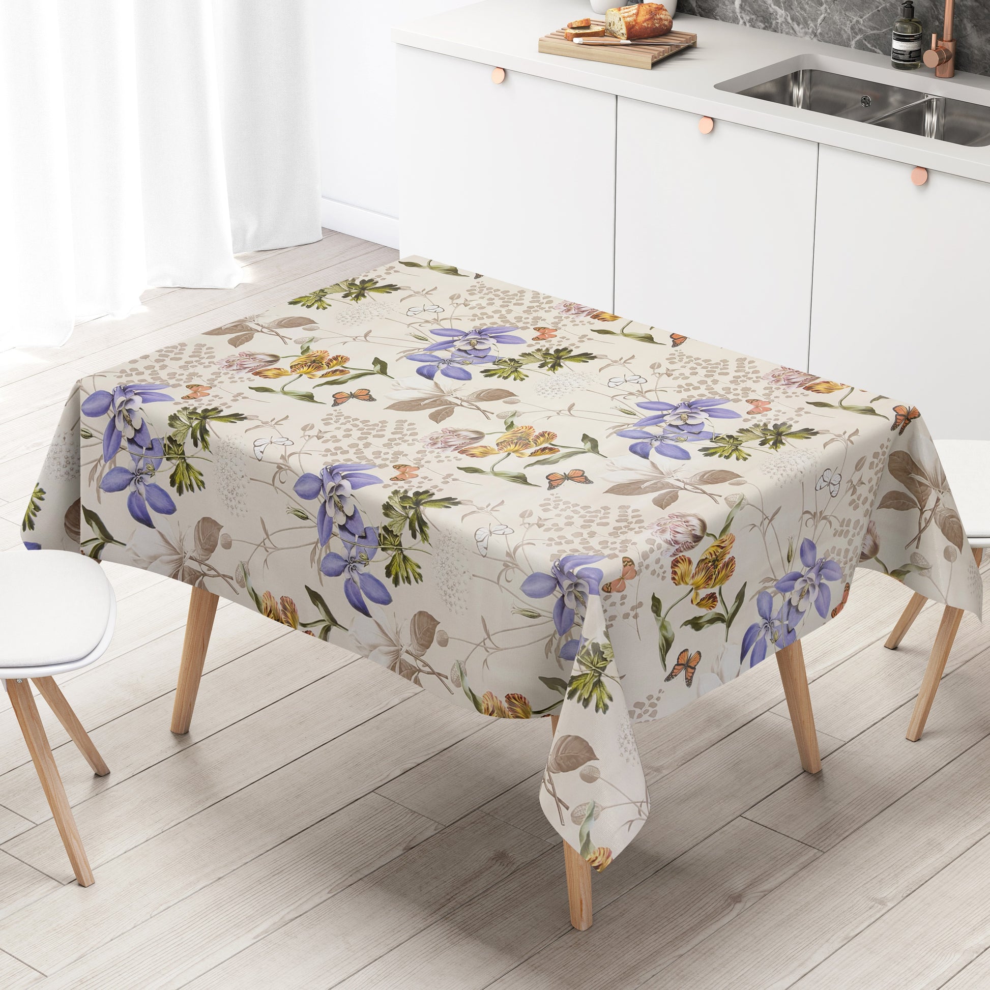 Elegante Wachstuch-Tischdecke mit stilisierten Blüten in Blau, Gelb und Rosa, feinen Blättern und Schmetterlingen auf hellem Hintergrund, ruhiges und harmonisches Naturdesign für dezente Tischdekoration