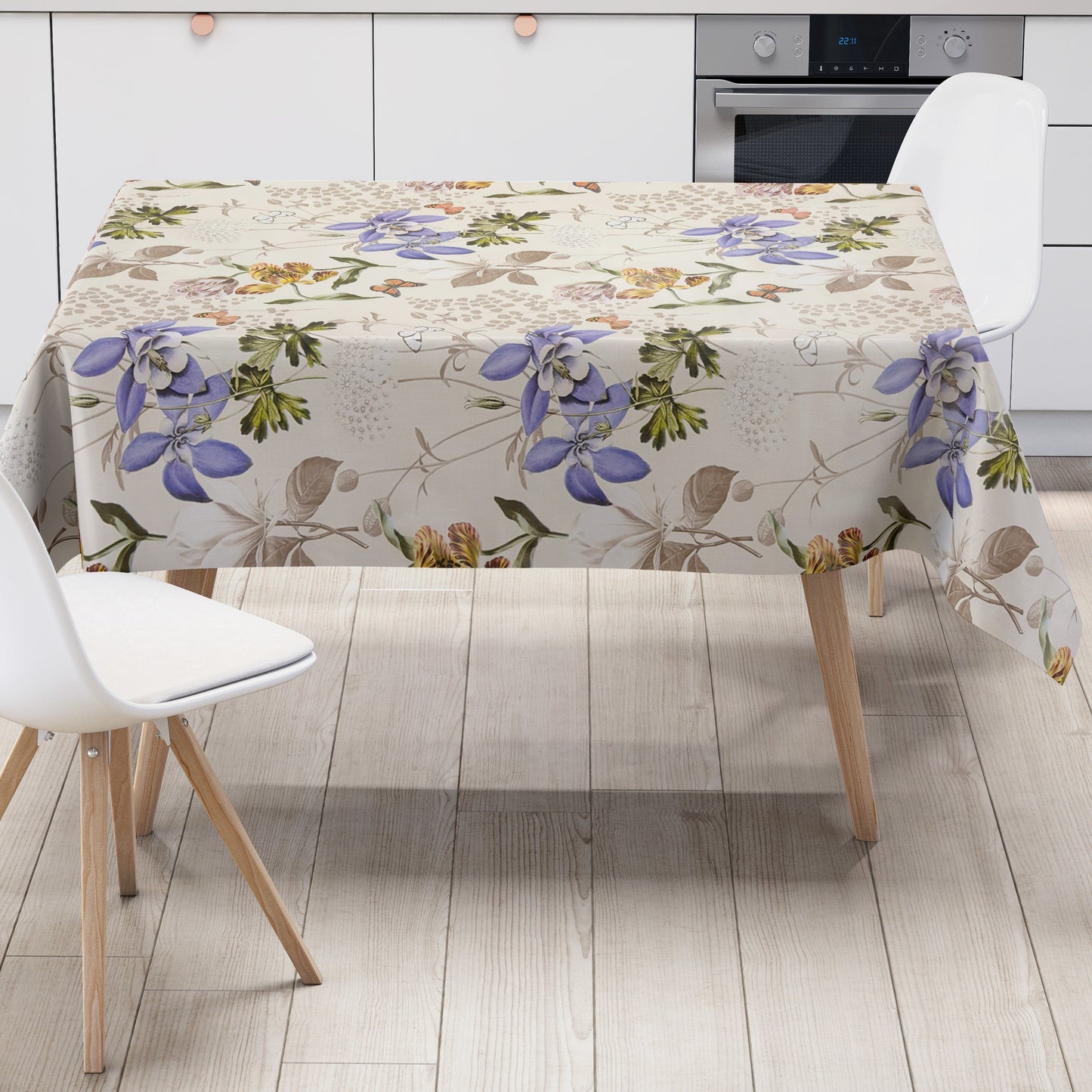 Elegante Wachstuch-Tischdecke mit stilisierten Blüten in Blau, Gelb und Rosa, feinen Blättern und Schmetterlingen auf hellem Hintergrund, ruhiges und harmonisches Naturdesign für dezente Tischdekoration