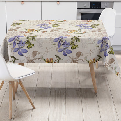 Elegante Wachstuch-Tischdecke mit stilisierten Blüten in Blau, Gelb und Rosa, feinen Blättern und Schmetterlingen auf hellem Hintergrund, ruhiges und harmonisches Naturdesign für dezente Tischdekoration